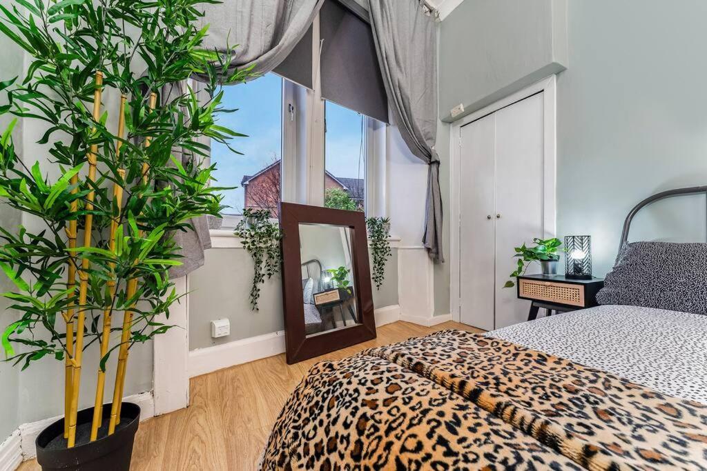 Traditional 1-Bed Flat In Southside Глазго Экстерьер фото
